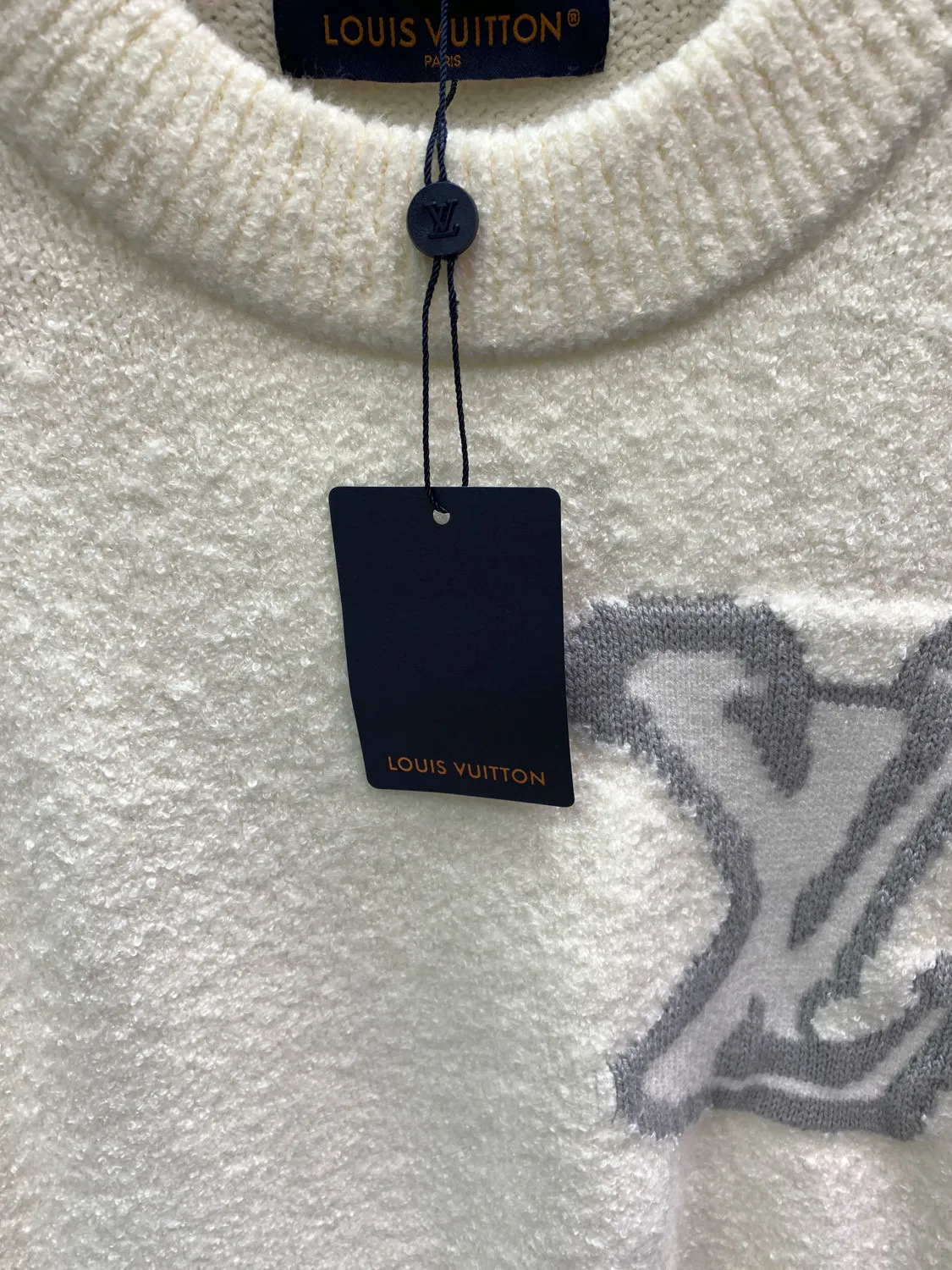 🅿️400 🀄️ Louis Vuitton 1v 24FW mirrored logo intarsia sweater. Original purchase: 10,900. Custom-woven and dyed sheep wool 55%, yak hair 21%, nylon 20%, spandex 4% wool loop yarn. The yarn has high ductility and good elasticity. It is different from the non-elastic version on the market. The special washing process is very soft and skin-friendly. Positive 3-needle knitting process. The thickness of each stitch of the inlay on the clothing logo is consistent with ZP. The back logo is a mirror intarsia. A high-elastic elastic band is added in the middle of the thread at the neckline. The upper body is soft, breathable, and skin-friendly. It is not easy to deform when washed. The upper body is skin-friendly and versatile. Wear it in front of others. A powerful autumn and winter item.